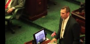 Rivera Guerra defiende su reacción ante manifestantes que le impidieron la entrada