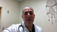 Neumólogo boricua en Florida: "Hay pacientes que se están entubando. ¡Quédense en casa!"