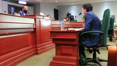 “¡Si eso le causa gracia, usted me dice! Este deponente no ha cooperado. ¡Coraje!”