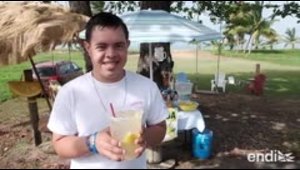 Conoce a Kevin, el joven que prepara limonadas en Luquillo