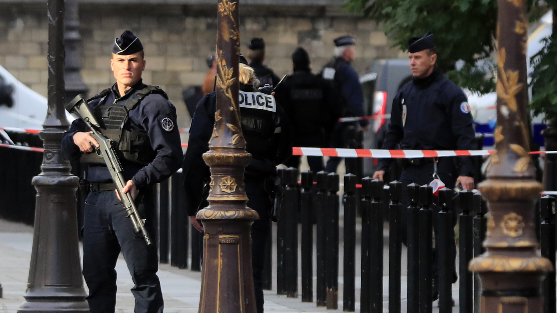 Vil asesinato de cuatro policías en el cuartel de París
