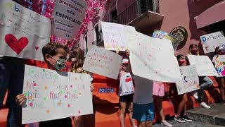 “¿Por qué deben pagar los niños por las irresponsabilidades de los adultos?”